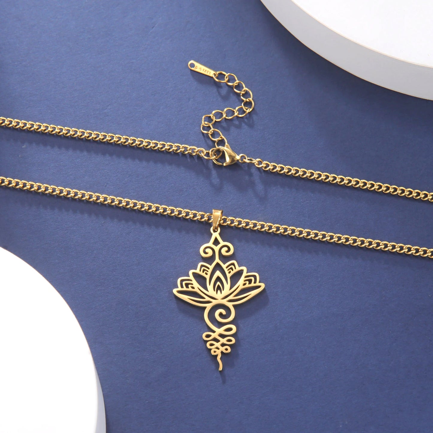 Chaîne dorée avec pendentif Unalome