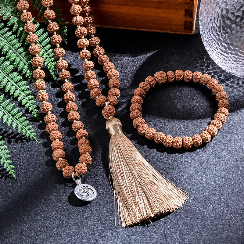 Bracelet and necklace in Rudraksha seeds 