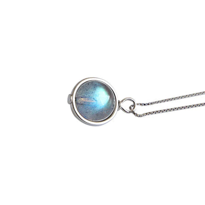 Fine chain with moonstone pendant 