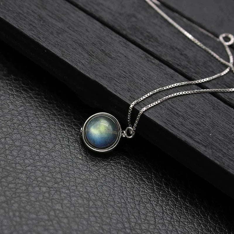 Elegant chain with rotating pearl 