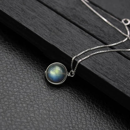 Elegant chain with rotating pearl 
