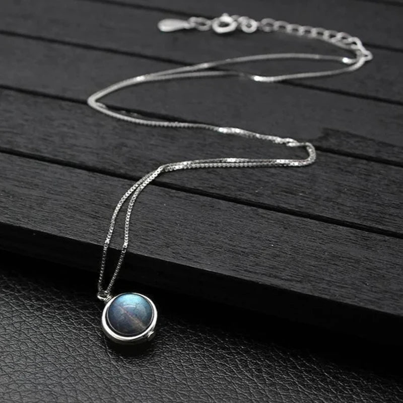 Elegant chain with rotating pearl 