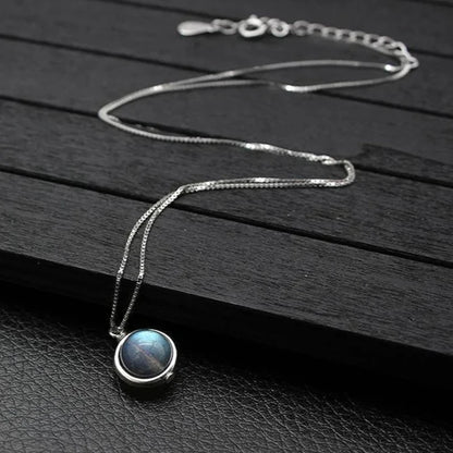 Elegant chain with rotating pearl 