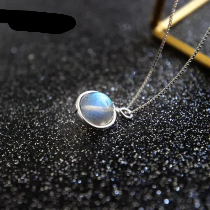 Fine chain with moonstone pendant 