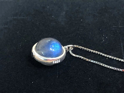 Elegant chain with rotating pearl 