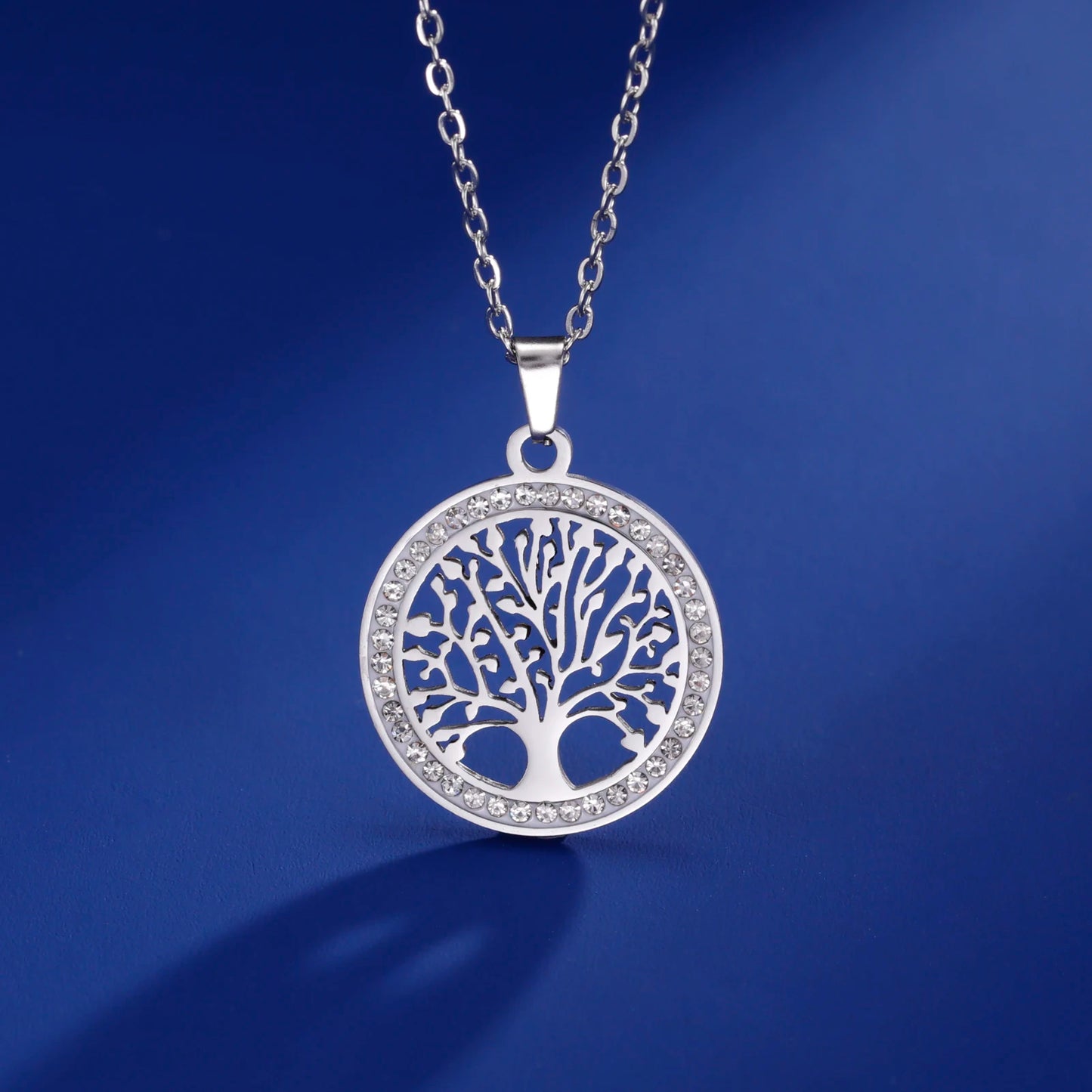 Luxury pendant with sparkling zircon 