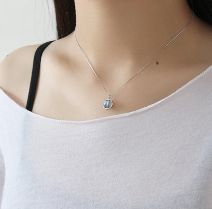 Elegant chain with rotating pearl 