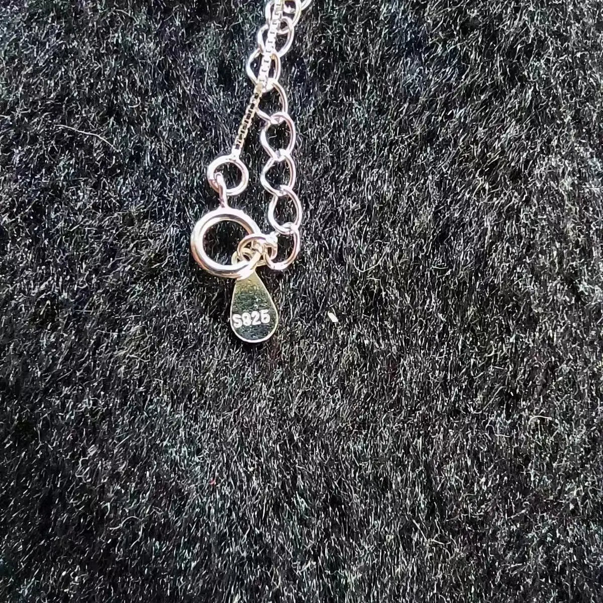 Elegant chain with rotating pearl 