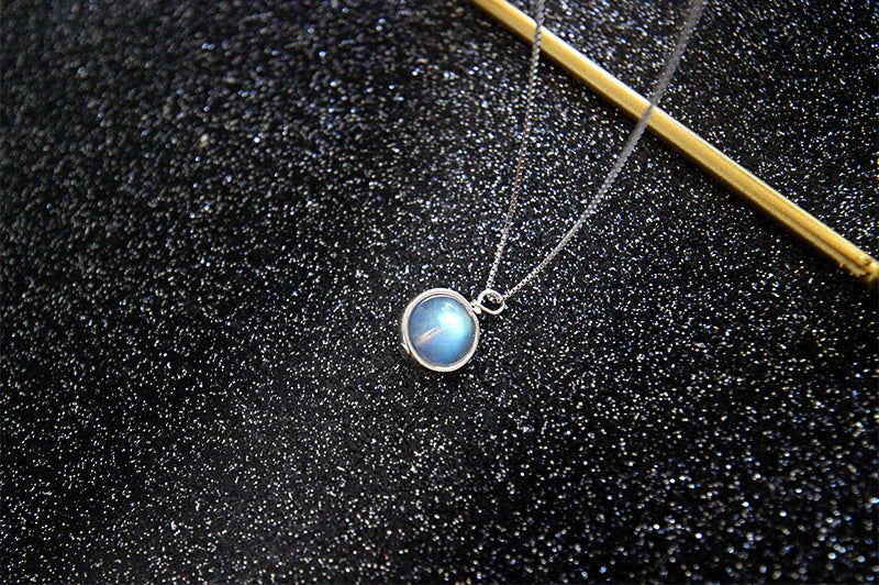 Elegant chain with rotating pearl 