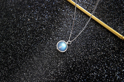 Elegant chain with rotating pearl 