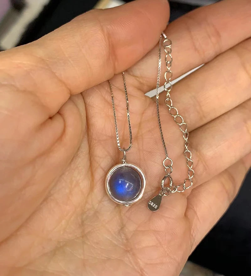 Elegant chain with rotating pearl 