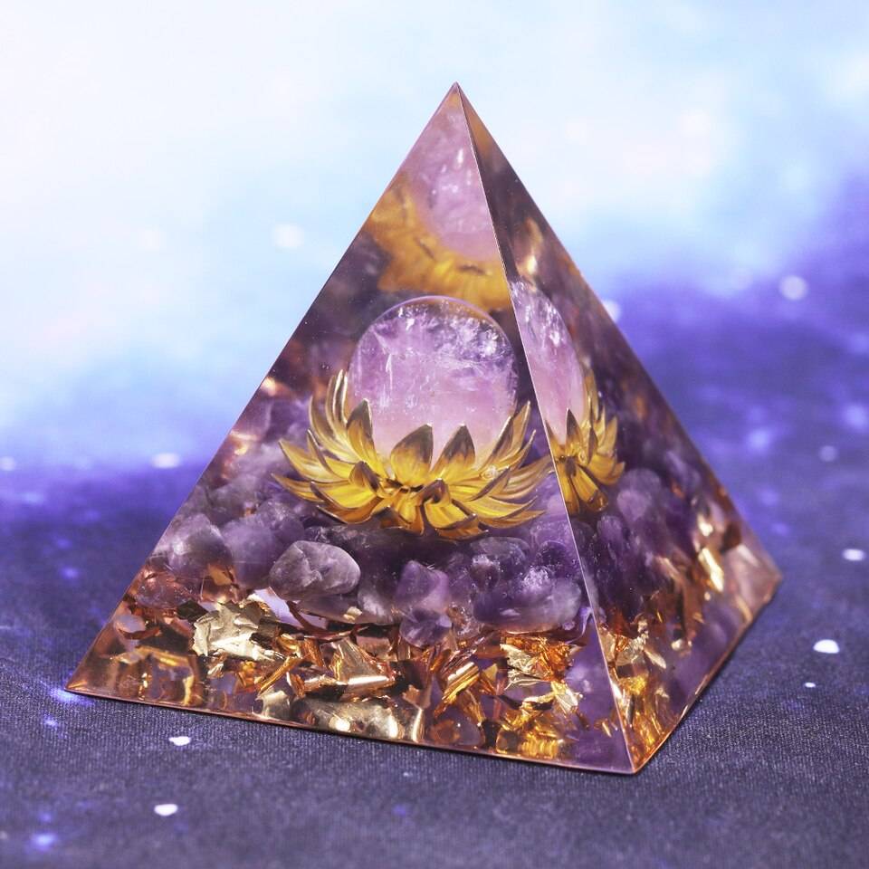 Pyramide Orgonite Sphère Améthyste / Lotus Or